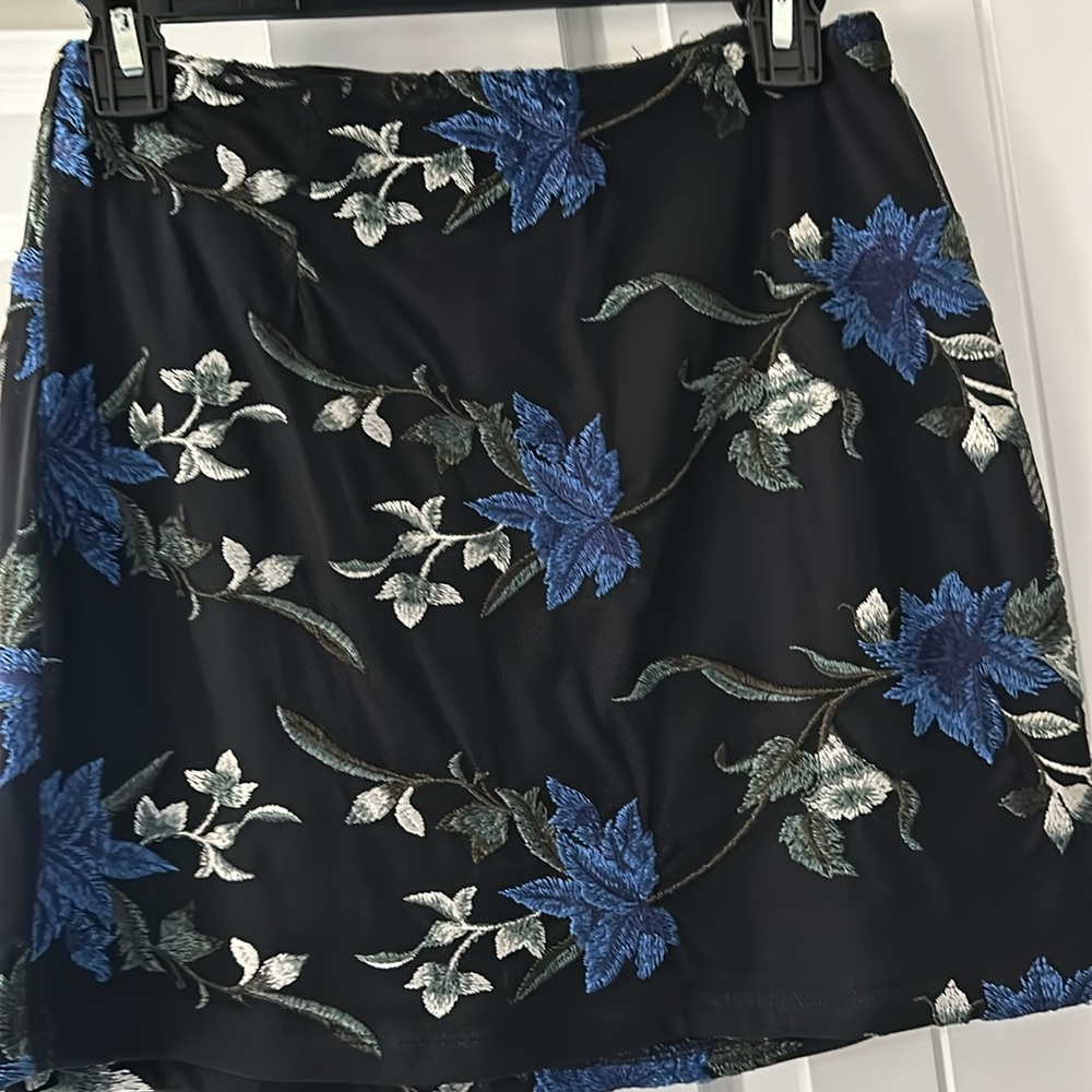 Lulu’s Two piece set - Picture 2 of 4